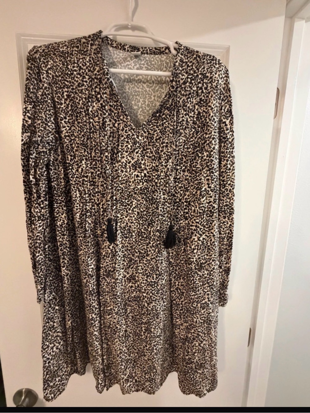 Old Navy Long-Sleeve Leopard Print V-Neck Dress - size L EUC